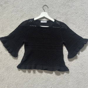Virkad blus - Så snygg virkad blus ifrån Mango! Perfekt till sommaren med ett linne eller bralette under🌸💕 Aldrig använd🥰
