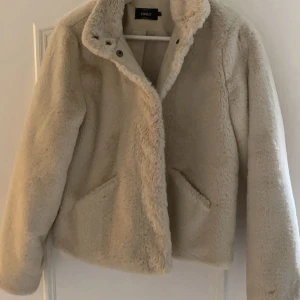Jacka  - Lurvig jacka. Från only. Mycket bra skick. Passar xs-m. 