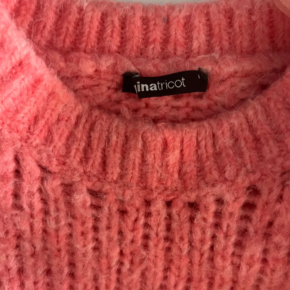 Säljer denna rosa stickade tröja från Gina tricot💓Det står att den är i storlek L men passar mig super som normalt bär s-xs!💕. Stickat.