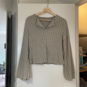 Pyjamas - Säljer detta pyjamas settet som är köpt från Shein. Den är grå/beige (tydligare färg på bild 3). Säljer pga den ej används längre. Bara använd 2-3 ggr. Storlek L men den är mer som S. Köpt för 189kr och säljer 60kr. Köparen står för frakt. 