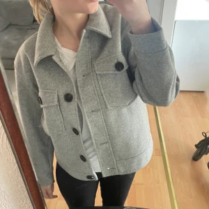 Kort Kappa Vero Moda  - Superfin kort kappa från vero moda, använd väldigt fåtal gånger så har inga skador eller defekter någonstans. Superfin nu till våren💕 hör av er privat för fler bilder eller andra frågor🥰 passar XS-M nypris: 400
