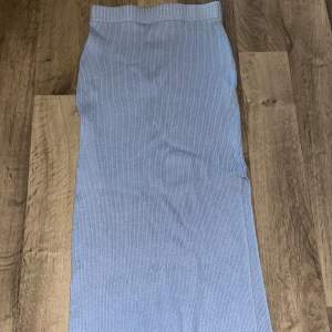 60kr+ frakt 40kr Ljusblå kjol från h&m i bra skick använd några gånger men inga defekter. En slits på sidan  