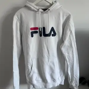 Vit hoodie från fila, knappt använd. Den är stor i storleken