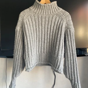 Stickad tröja - Säljer denna stickade tröja från H&M då den inte kommer till användning. Bra skick men är lite nopprig, kontakta vid fler frågor eller intresse💘