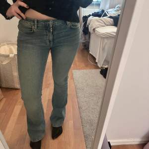 Knappt använda jeans från Gina Tricot. Storlek 38, men vill påstå att de passar 36 mer då de sitter lite thigt på mig. 