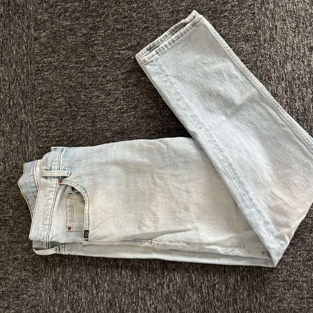 Riktigt feta ljusblåa jeans från tiger of Sweden!  Byxorna passar perfekt på dig som är mellan 170-185. W 32 L 31. Skick 9 av 10 perfekta till sommaren🍾🍾  . Jeans & Byxor.