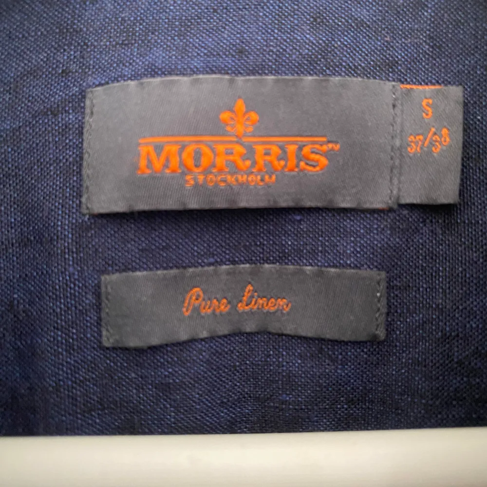 Säljer denna riktigt snygga Morris linneskjorta i grymt skick, perfekt ny till sommaren, modellen är ca 175cm, ny 1300kr, 100% linne, hör av dig vid frågor eller funderingar. Skjortor.