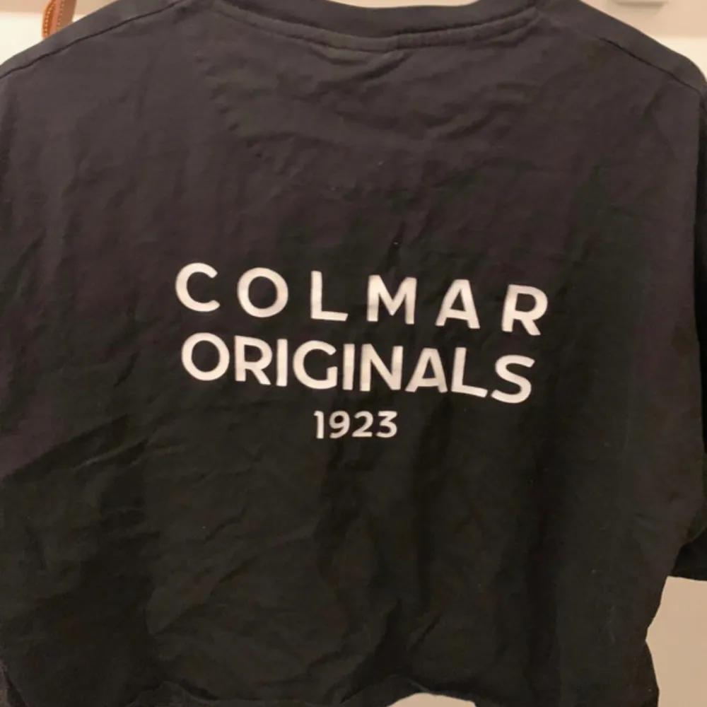 Croptop t-shirt från Colmar. T-shirts.