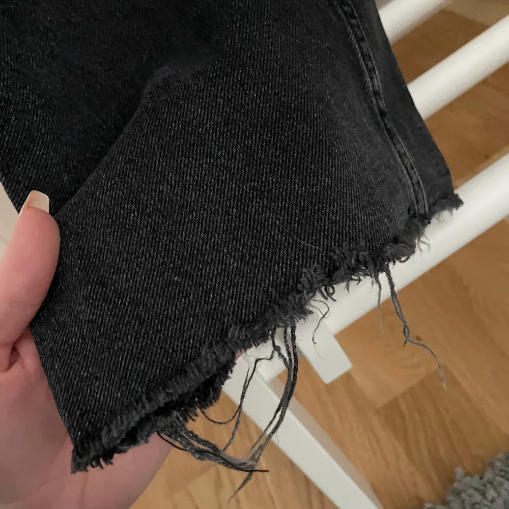Grå/svarta jeans från Pull & Bear i storlek 36, bootcut modell. Bra skick!✨ Köparen står för frakten, kan mötas upp i Kalmar!. Jeans & Byxor.
