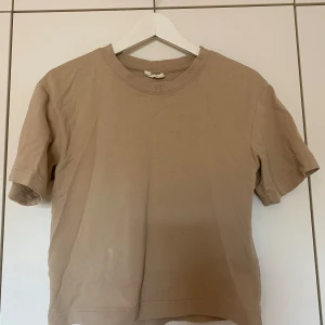Beige t-shirt - Beige t-shirt i storlek XS men passar även som S