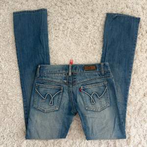 Så snygga lågmidjade Bootcut jeans, sitter egentligen mer Bootcut. De är bara för långa för mig. Innerbenslängd:82 midjemått:36 x2. Vill du köpa trycker du på köp nu, jag postar inom 24h