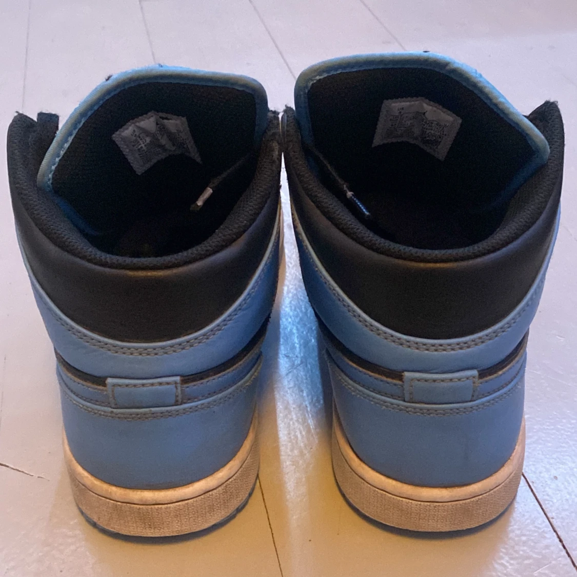 Nike Jordan 1 Mid svart/ljus blå  - 90