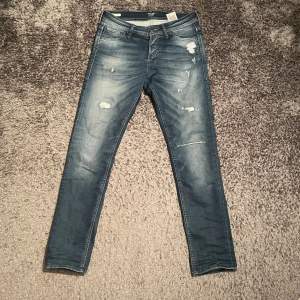 Sjukt snygga slim fit jeans från Jack & Jones med slitningar! Skriv i pm du har några frågor eller funderingar!
