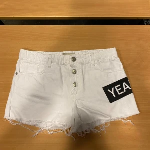Vita Shorts Dam Storlek S - Vita shorts material typ cargo ish  Storlek S