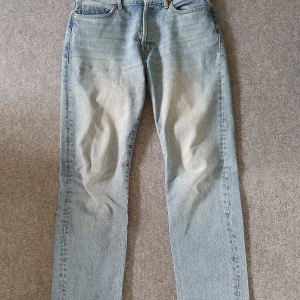 Blå jeans - Lite åt de ljusare hållet. Använda men fint skick De har blivit för små