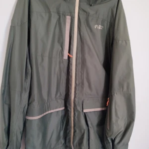 Jackan  - Jag ville sälja min fin jacka .