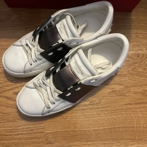 Valentino skor - Säljer nu dessa supersnygga Open valentino skor, då e tyvärr är försmå för mig💗 skorna är nästan i ny skick och man får alla tillbehör med, hör av dig vid frågor eller intresse🫶🏻