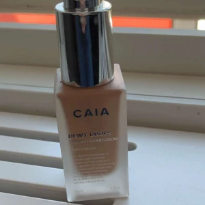 Foundation  - En foundation från Caia som jag inte använder pågrund att färgen är för mörk!  Färgen är 30C 