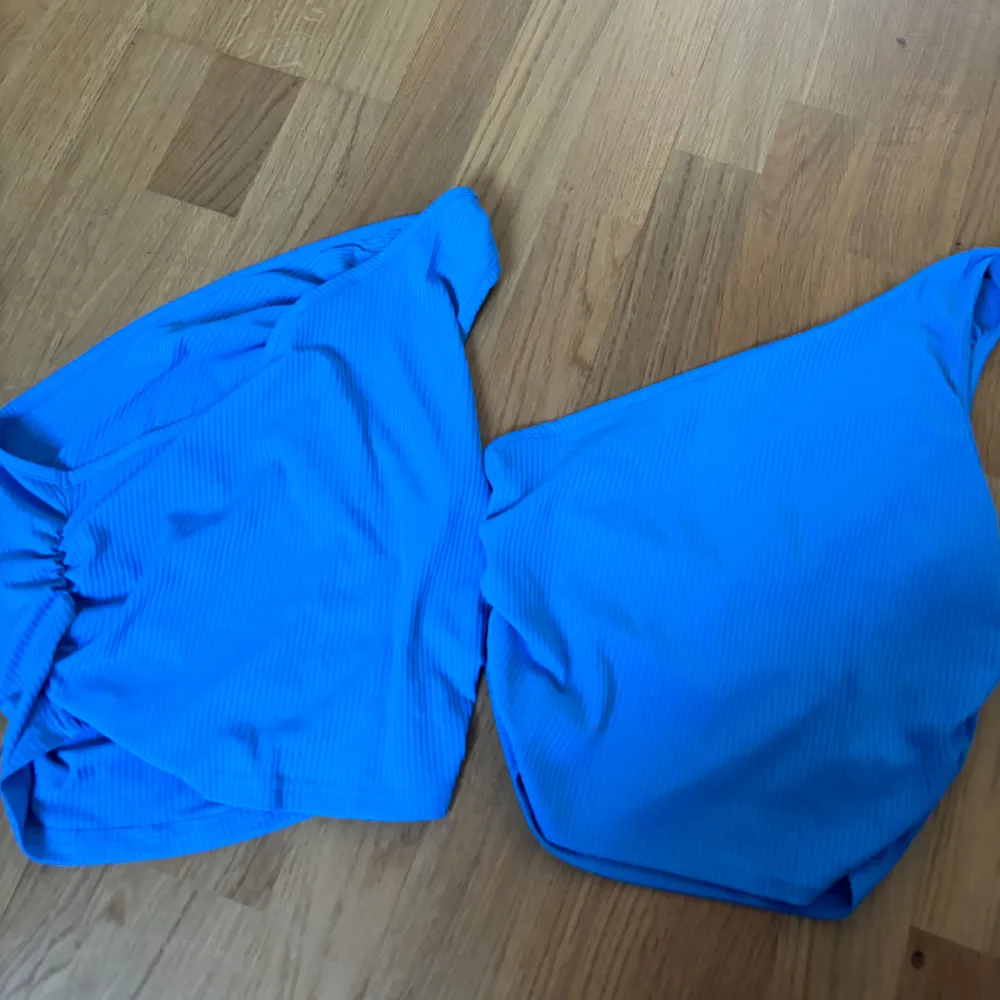 One shoulder toppar i olika färger 60 kr st bilden med två liknadana tröjor är ena tröjan i S och andra i M. . Toppar.