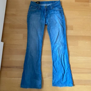 Lågmidjade jeans  - Så snygga lågmidjade jeans, tyvärr för korta på mig. Innebenslängd: 77 cm😚