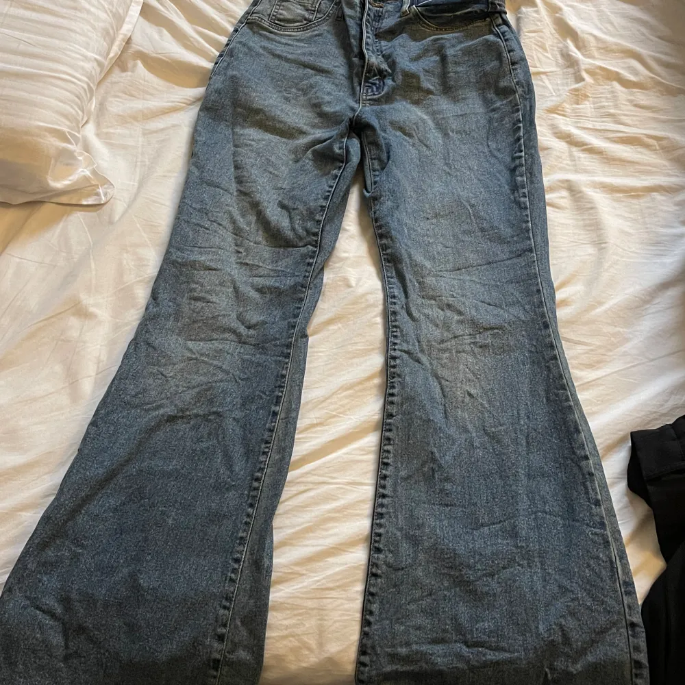 Skitsnygga jeans som är lite sprättade k midjan och längst ner på benen. Bekväma, sitter bra, använda fåtal gånger . Jeans & Byxor.