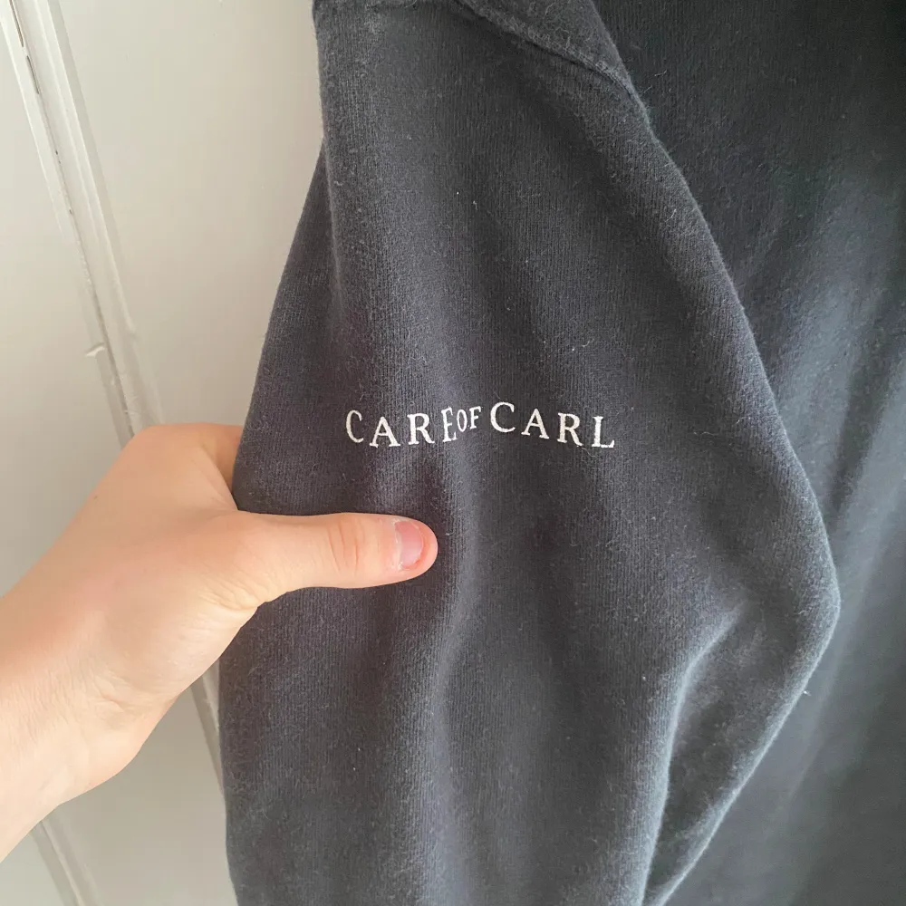 Säljer Levis hoodie från Care of Carl , svart  Strl :L Skick: sparsamt använd Mitt pris :350 Nypris 749. Hoodies.