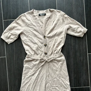 Jumpsuit  - För kort för mig som är 180cm (kommer därför inte fota med den på). Passar nån som är 160-175 Max. Jättesöt, skrynklig pga legat långt in i garderoben. Mjukt ”mjukismaterial”