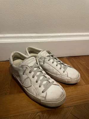 Philippe model sneakers - Säljer mina Philippe model skor då dem bara ligger och skräpar. Dem är i användt skick men har fortfarande liv kvar!