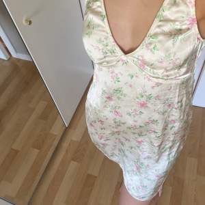 Blommig satinklänning från Gina Tricot i fint skick!🌸