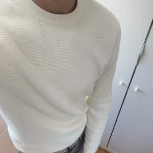 Jättesnygg beige/vit tröja som passar perfekt till sommaren! Den är i nyskick!! Nypris: 899  Priset är inte hugget i sten! Bra material