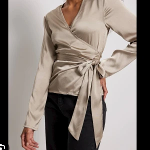 Nakd omlottröja - Helt ny med prislapp!!  Stl xs passar s