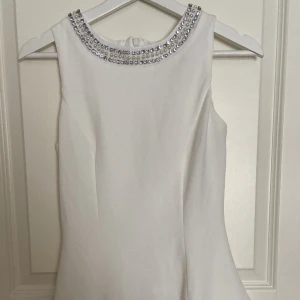 Studentklänning/ sommarklänning - Söt klänning med fina detaljer i kragen. Flowy och dragkedja bak. 