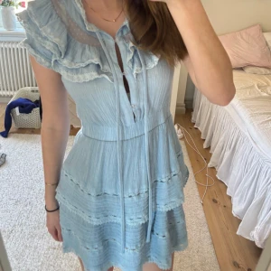Jätte fin sommarklänning! - Jätte fin klänning som är köpt för ca 3 år sen. Använd ca 2-3 gånger endast. Köpte den på By Anastasia som jag tror inte finns längre!💗