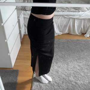 Jättefin ribbad lång kjol med slits på ena sidan. Köpt från NA-KD men märket är Only💗 Använd max tre gånger så därav säljer jag den, pris kan diskuteras!!💞