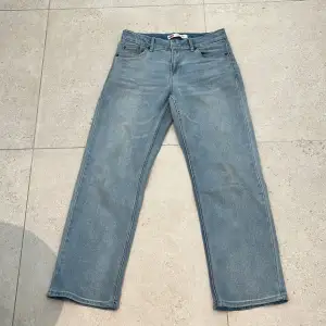 Ett par stay loose Levis jeans, dom är använda men fortfarnde i väldigt  bra skick!  Skick: 9/10 Size: 14A = 164cm som  Nypris: 1249kr  Tveka inte att höra av er vid  funderingar eller fler bilder!