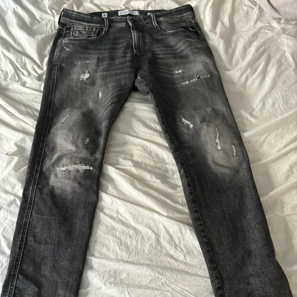 Säljer ett par grå/svarta urtvättade (10 years aged) fräscha replay anbass jeans i storlek 32/30, skick 10/10 inga defekter, nypris 1799kr. Skriv vid intresse eller för fler bilder . Jeans & Byxor.