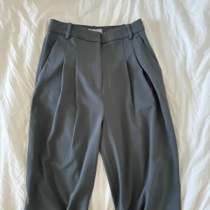 H&M Kostym byxor 🩶 - H&M kostym byxor, snyggt veckad framtill🩶👌🏼 Storlek - 34 / XS eller S funkar bra  Pris - 150