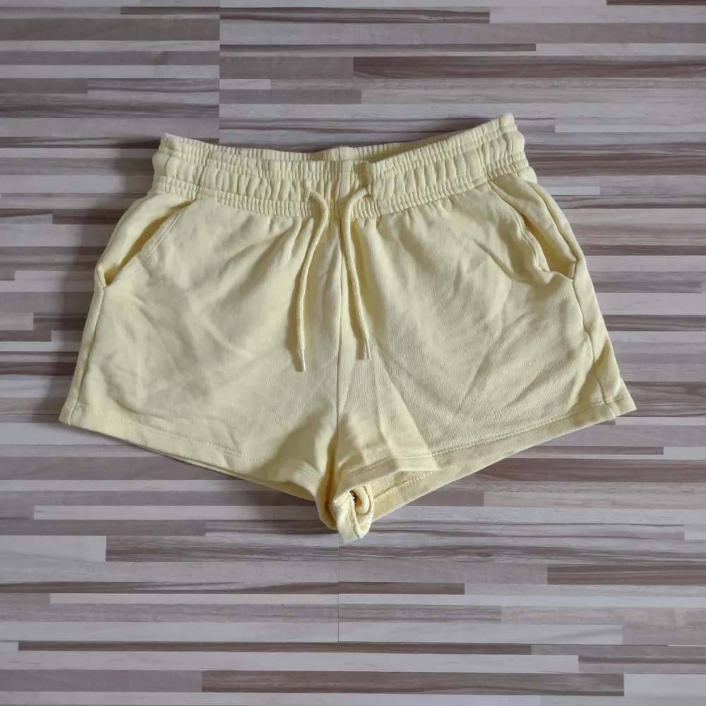 Snygga gula short för bara 40 kr! ❤️ Från lager 152, storlek XS Kolla gärna in på mina andra annonser.❤️. Shorts.
