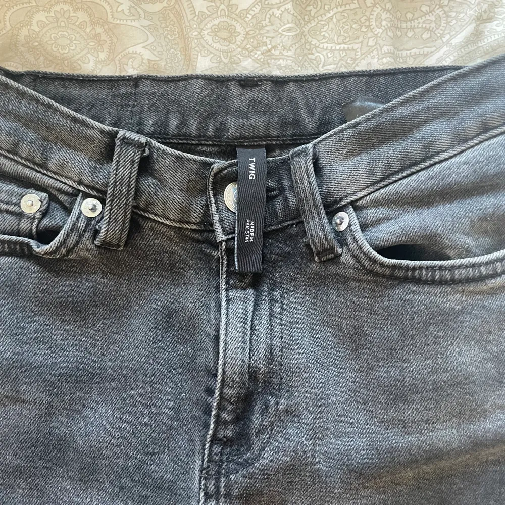 Säljer dessa weekday jeans i modellen TWIG det är i super fint skick och knappt andväda❤️. Jeans & Byxor.