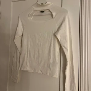 Tröja - Säljer en vit tröja från Gina tricot. Tröjan är endast använd en gång och i ett fint skick. Skriv priv vid intresse eller funderingar💗