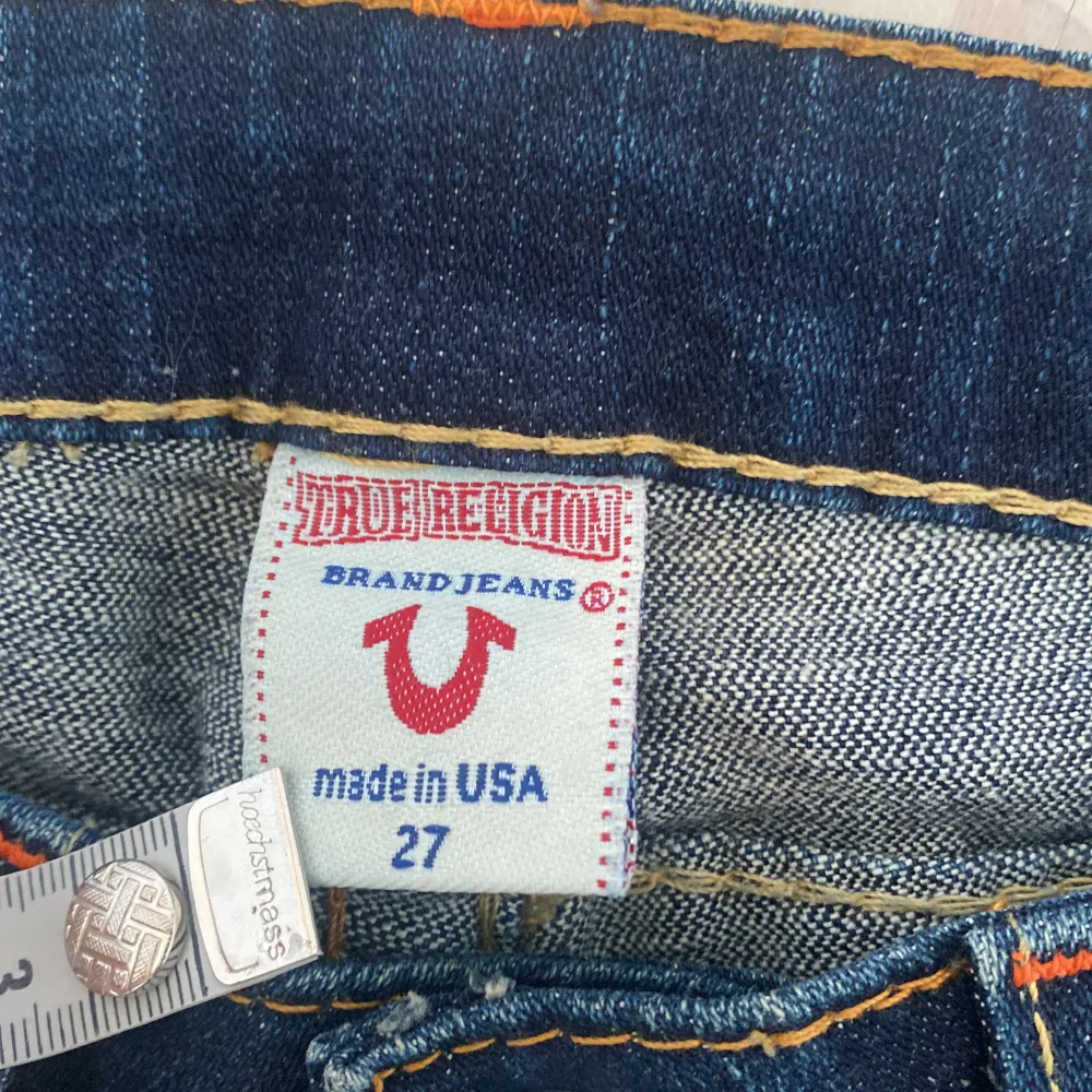 True Religion jeans i fint skick! Köpta secondhand och aldrig använda av mig! Midjemått ca 39 cm rakt över och innebenslängd ca 88 cm. Hör av dig för fler bilder!💞. Jeans & Byxor.
