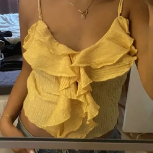 Gul topp  - Hej säljer en jätte fin gul top. Inga defekter eller något. Obs lånad bild. 💕