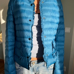 Vår jacka - Super snygg vår jacka! Är i storlek M men passar mig som har xs-s