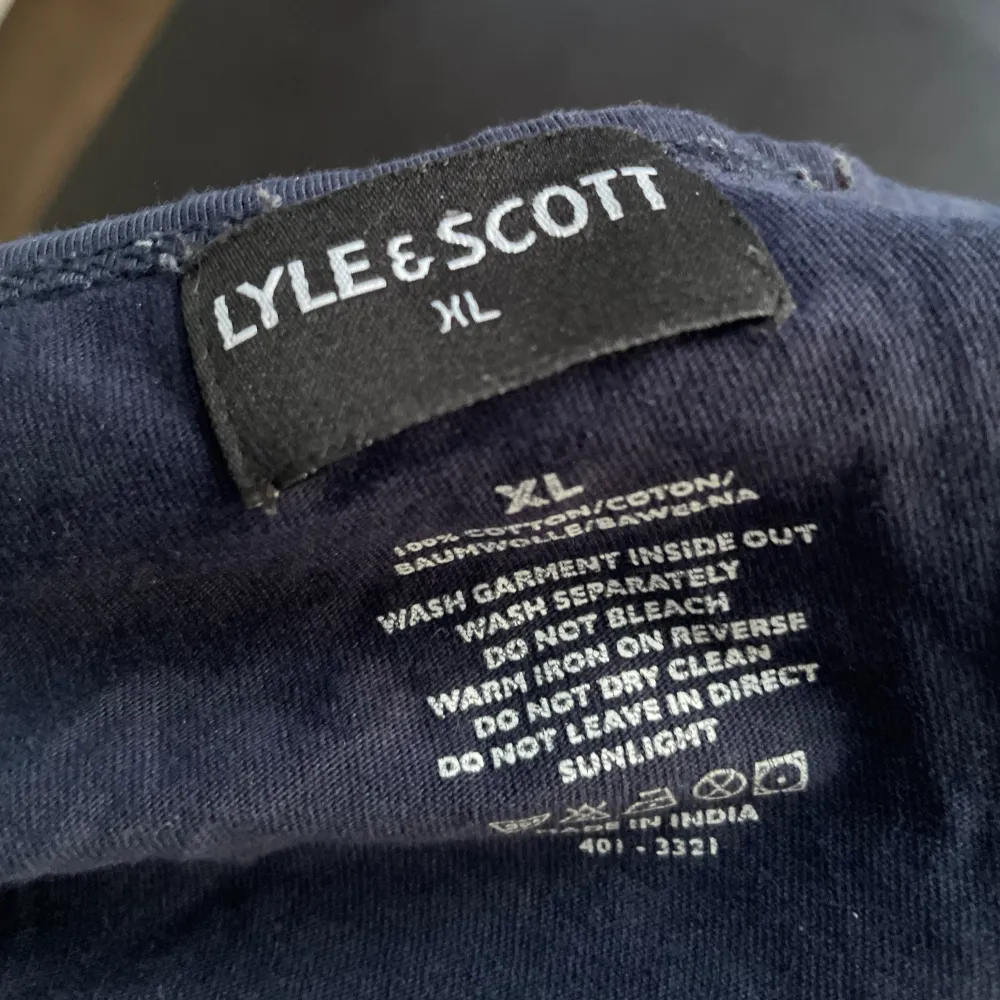 Bara för 49 kr en ny långärmad T-shirt på Lyle & Scott som är exakt samma som kostar 250 kr. . T-shirts.