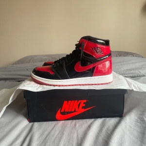 jordan 1 retro high patent bred - patent breds i 9/10 skick kommer med låda kvitto finns nypris runt 4000 dm för mer bilder/info 