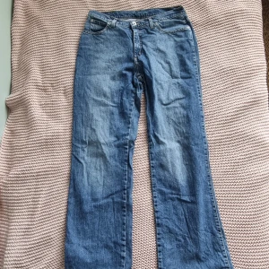 baggy lowrise jeans - har klippt dem längst ner då de var för långa på mig, passar nån som är ca 170🩷