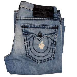 True Religion jeans Ricky fit super T. W34 [Ytterbenslängd 110cm] [Innerbenslängd 83cm] [Midja 45,5cm] [Benöppning 24cm]