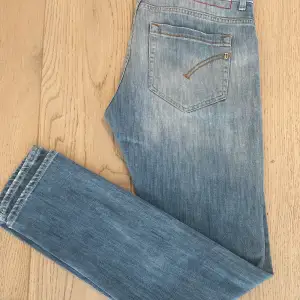 Säljer nu dessa dondup George jeans i en ass snygg färg. Storleken är 33 och dem är i nyskick, inga skador eller fläckar på dem! 
