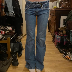 Retro bootcut lågmidjade jeans - Lågmidjade jeans från 90 talet av märket Prodigy  Midjemått rakt över: 37 Innerbenslängd: 83,5 Bredd längst ner: 26