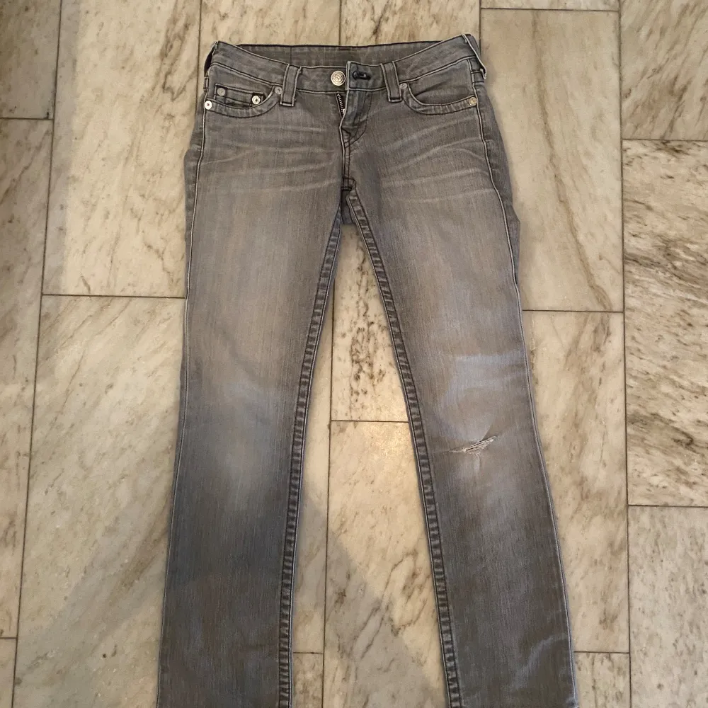 Säljer mina lågmidjade true religion jeans i modellen straight . Storlek 25. Ett litet hål på knät varav priset ❤️❤️❤️. Jeans & Byxor.